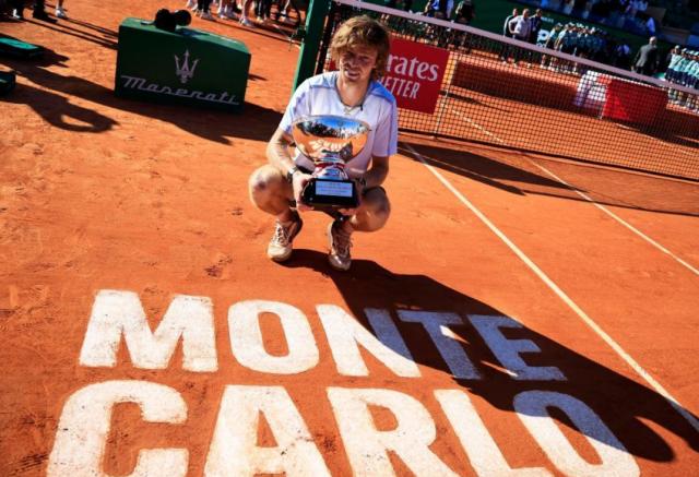 开云下载-张奔斗：一位俄罗斯球员赢得满堂彩，卢布列夫值得